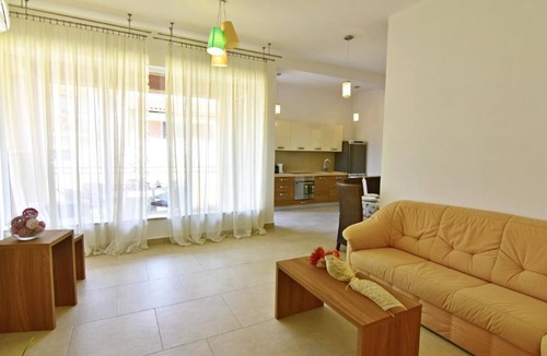 Tar-Vabriga Apartment | Comfortable NOA 4 Tar holiday flat with pool access