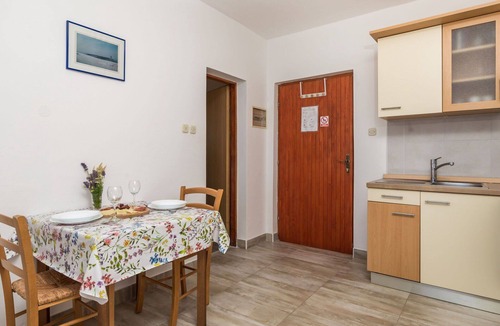 Vratarusa Apartment | Cosy apartment for 2 guests with WIFI, pool, A/C, TV, terrace and pets allowed