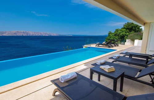 Vratarusa Apartment | Cosy apartment for 2 guests with WIFI, pool, A/C, TV, terrace and pets allowed