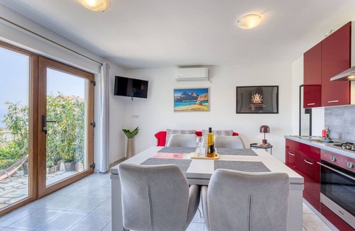 Icici Apartment | Cosy apartment for 2 people with WIFI, A/C, TV, terrace and pets allowed