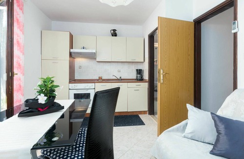 Kosinozici Apartment | Cosy apartment for 3 guests with WIFI, pool, A/C, TV, terrace and pets allowed