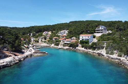 Vrbanj Apartment | Cosy apartment for 3 people with WIFI, TV, balcony and pets allowed