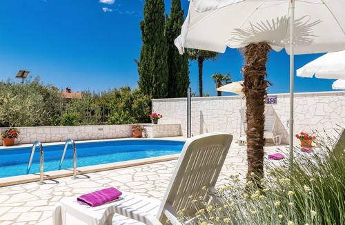 Nova Vas Apartment | Cosy apartment for 3 people with pool, A/C, WIFI, TV and terrace