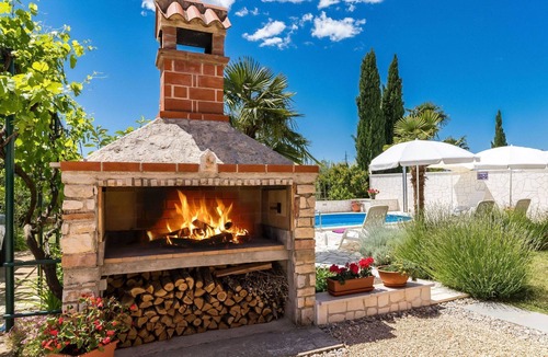 Nova Vas Apartment | Cosy apartment for 3 people with pool, A/C, WIFI, TV and terrace