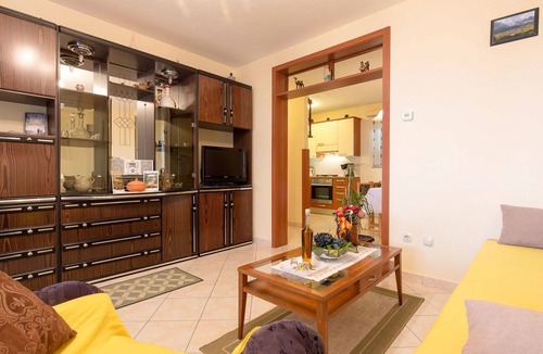 Mosenice Apartment | Cosy apartment for 4 guests with WIFI, A/C, TV and patio