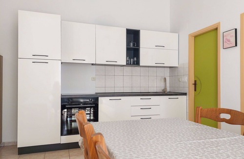 Batomalj Apartment | Cosy apartment for 4 guests with WIFI, A/C, TV, patio and pets allowed