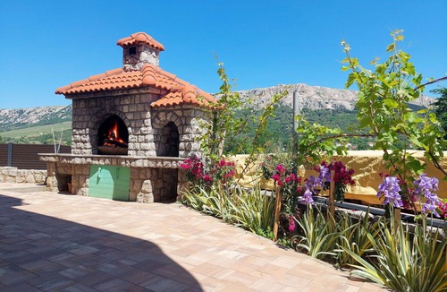 Batomalj Apartment | Cosy apartment for 4 guests with WIFI, A/C, TV, patio and pets allowed