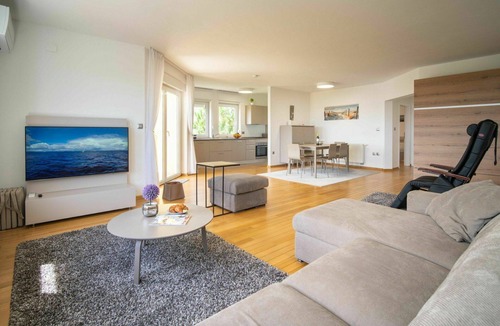 Kastav Apartment | Cosy apartment for 4 people with A/C, WIFI, pool, TV, terrace and panoramic view