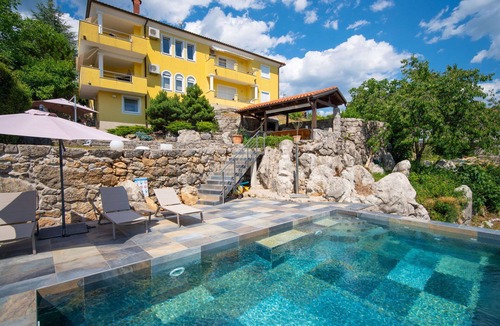 Kastav Apartment | Cosy apartment for 4 people with A/C, WIFI, pool, TV, terrace and panoramic view