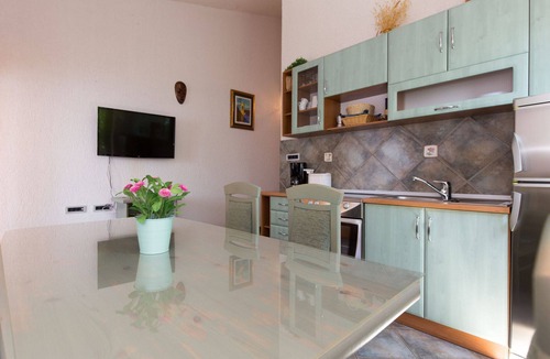 Senj Apartment | Cosy apartment for 4 people with WIFI, A/C, TV, terrace and pets allowed