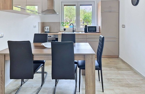 Valica Apartment | Cosy apartment for 5 guests with A/C, WIFI, private pool, TV, terrace and pets allowed