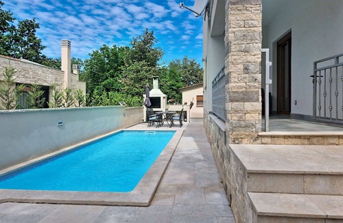 Valica Apartment | Cosy apartment for 5 guests with A/C, WIFI, private pool, TV, terrace and pets allowed