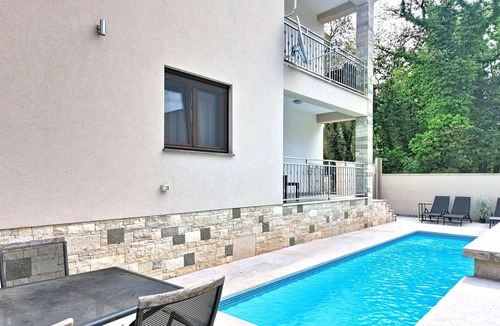 Valica Apartment | Cosy apartment for 5 guests with A/C, WIFI, private pool, TV, terrace and pets allowed