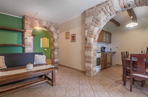Jezenj Apartment | Cosy apartment for 5 people with pool, WIFI, TV, terrace and pets allowed