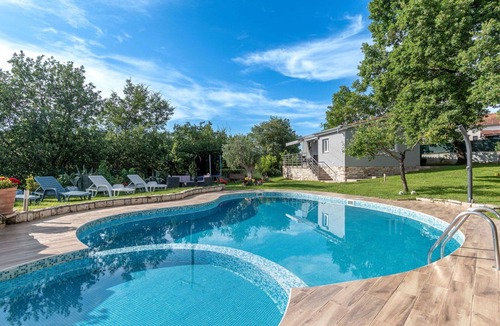 Jezenj Apartment | Cosy apartment for 5 people with pool, WIFI, TV, terrace and pets allowed