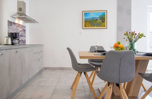 Vratarusa Apartment | Cosy apartment for 6 guests with WIFI, A/C, TV and patio