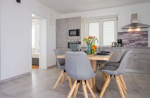 Vratarusa Apartment | Cosy apartment for 6 guests with WIFI, A/C, TV and patio