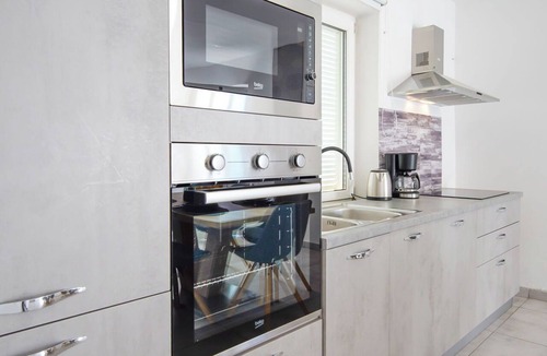 Vratarusa Apartment | Cosy apartment for 6 guests with WIFI, A/C, TV and patio