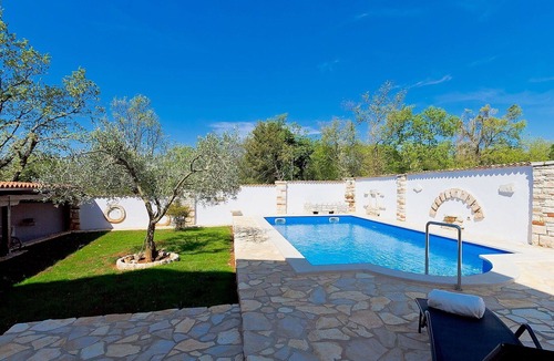 Valica Apartment | Cosy apartment for 6 guests with private pool, WIFI, A/C, TV and terrace