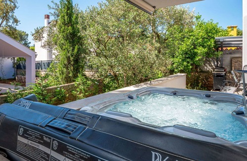 Artatore Apartment | Cosy apartment for 6 people with WIFI, hot tub, A/C, TV and terrace