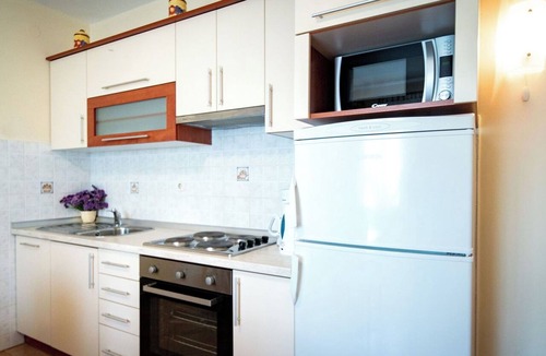Rab Town Apartment | Cosy apartment for 6 people with A/C, WIFI, TV, terrace and pets allowed