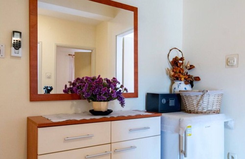 Rab Town Apartment | Cosy apartment for 6 people with A/C, WIFI, TV, terrace and pets allowed