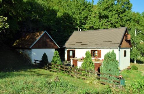 Gospic Ski Chalet | Cosy Chalet in Gospić with Jacuzzi and Mountain View