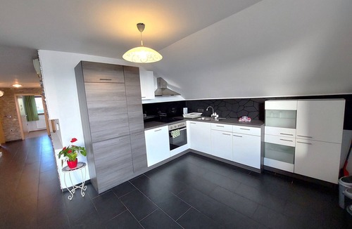 Dobrova-Polhov Gradec Apartment | Countryside Two Bedroom Apartment near Horjul