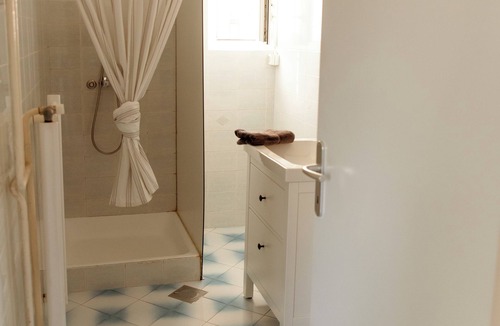 Siska District Apartment | Cozy 1-bedroom apartment in charming Ljubljana with AC/Gorishka4Two