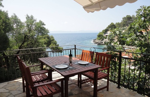 Gdinj Apartment | Cozy Apartment in Dalmatia with Seaview