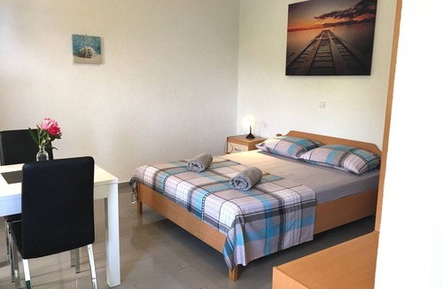 Gdinj Apartment | Cozy Apartment in Dalmatia with Seaview