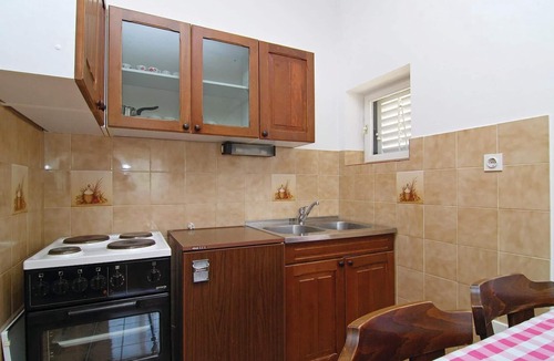 Jadrtovac Apartment | Cozy apartment in Jadrtovac with WiFi