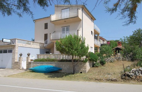 Jadrtovac Apartment | Cozy apartment in Jadrtovac with WiFi
