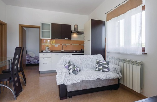 Kringa Apartment | Cozy apartment in Kringa with kitchen