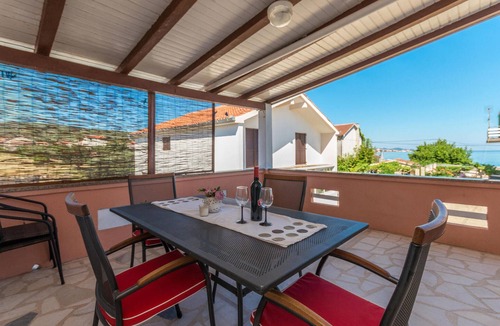 Nevidane Apartment | Cozy apartment in Nevidane with house sea view