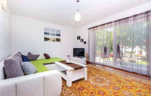 Smrika Apartment | Cozy Apartment In Smrika With Kitchen
