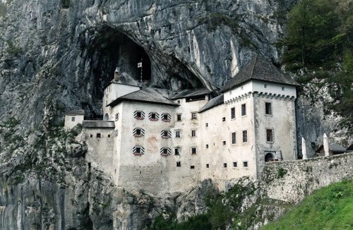 Postojna Apartment | Cozy Central Apartment with Parking & AC near Postojna cave.