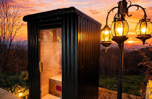 East Sarajevo Ski Chalet | Cozy Chalet with Jacuzzi, Heated pool & Sauna Montebliss