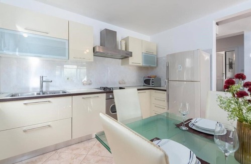 Buzinija Villa | Cozy Holiday Home with Private Pool and Garden in Novigrad