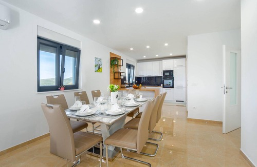 Trilj House | Cozy home in Caporice with WiFi