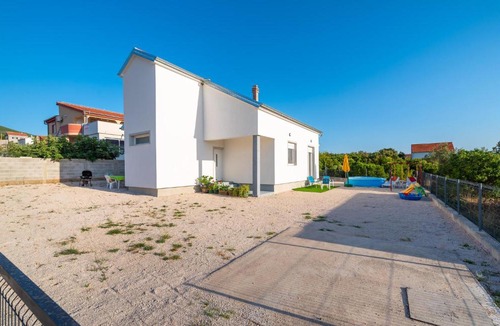 Gornji Karin House | Cozy Home In Karin Gornji With Kitchen