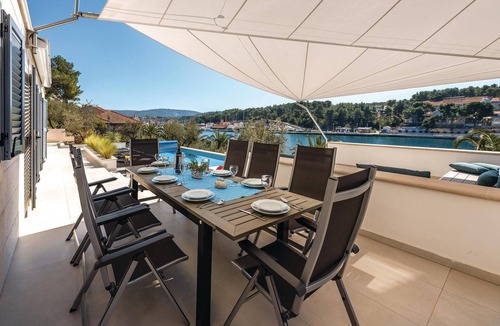Cove Makarac (Milna) House | Cozy home in Milna with house sea view
