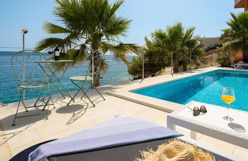 Businci House | Cozy home in Okrug Gornji with private swimming pool, can be inside or outside