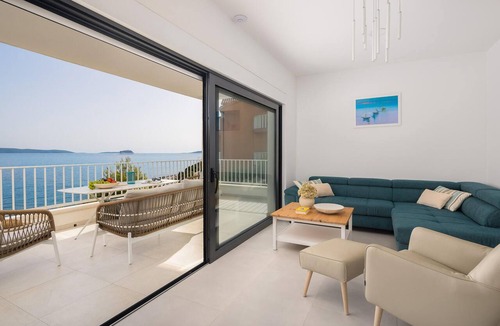 Businci House | Cozy home in Okrug Gornji with private swimming pool, can be inside or outside