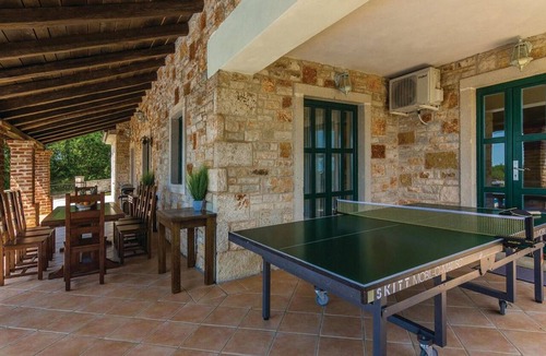 Mofardini House | Cozy home in Radetici with private swimming pool, can be inside or outside