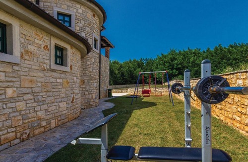 Mofardini House | Cozy home in Radetici with private swimming pool, can be inside or outside