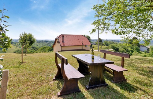Jastrebarsko House | Cozy home in Slavetic with kitchen