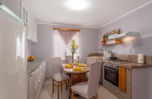 Sarsoni House | Cozy home in Viskovo with kitchen