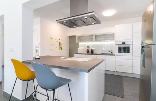Zrnovnica House | Cozy home in Zrnovnica with WiFi