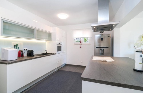 Zrnovnica House | Cozy home in Zrnovnica with WiFi